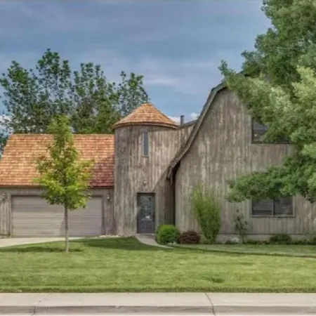 Unique Home Perfect For Large Gatherings. Pets Welcome!